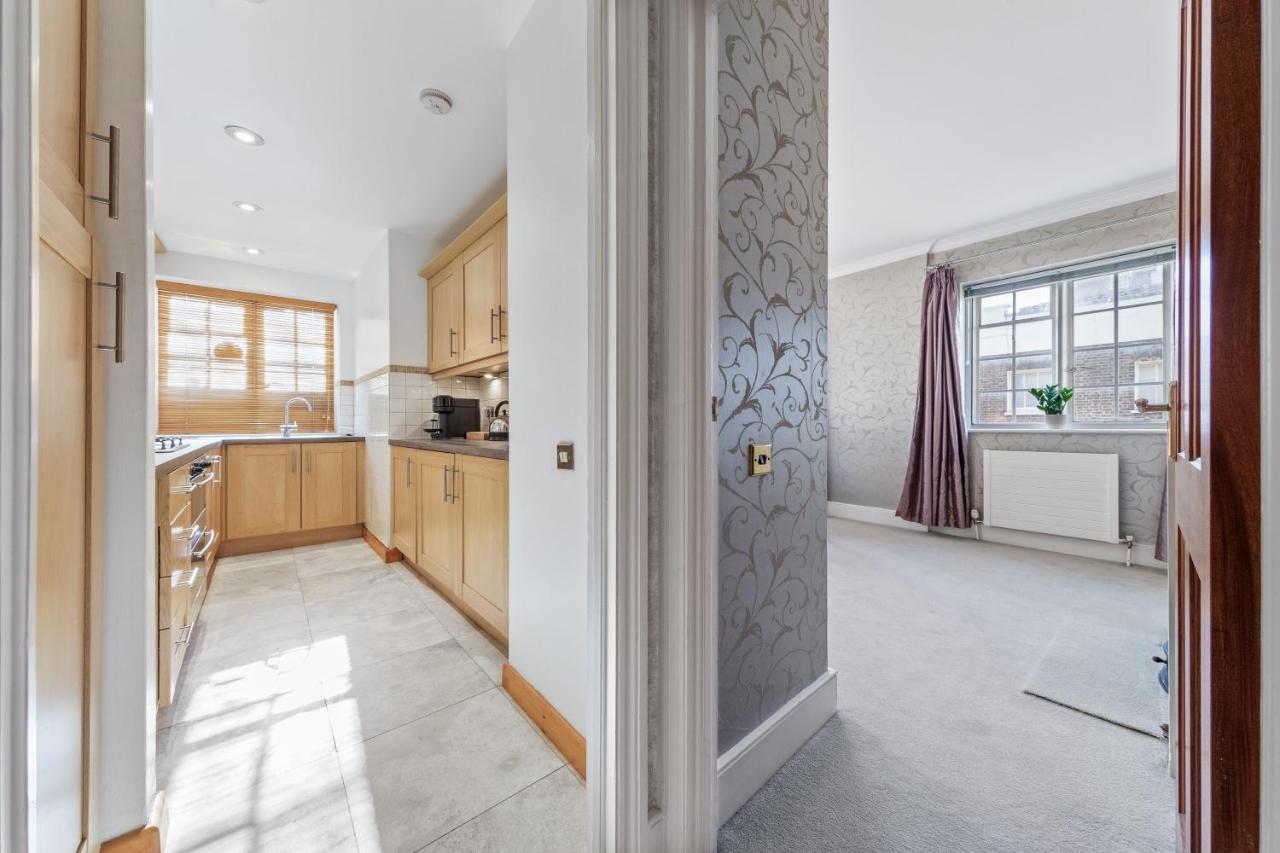 The Mayfair Large Snug Лондон Екстер'єр фото