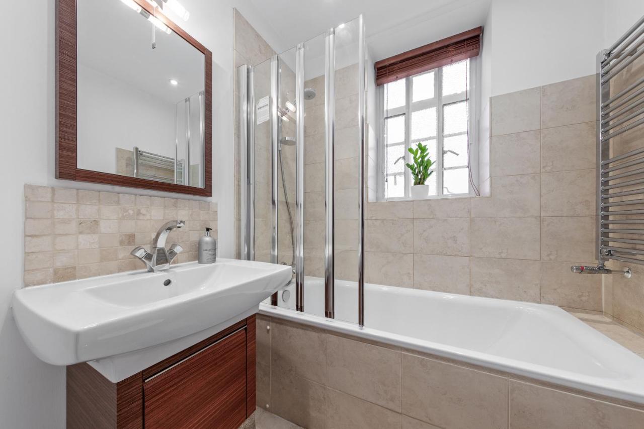 The Mayfair Large Snug Лондон Екстер'єр фото